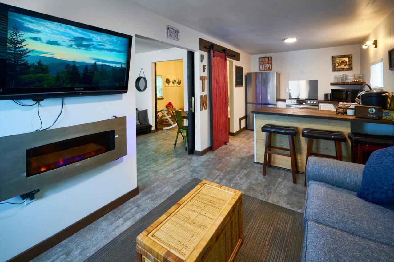 Steps From Downtown Pigeon Forge Parkway + Private Hottub And Firepit - Wifi - Firefly Bungalows Exterior foto