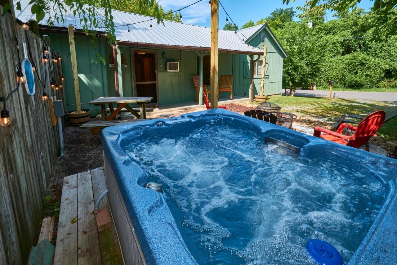 Steps From Downtown Pigeon Forge Parkway + Private Hottub And Firepit - Wifi - Firefly Bungalows Exterior foto